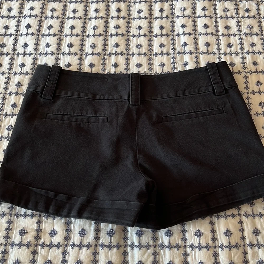 Alice + Olivia Black Cuffed Shorts - Picture 4 of 8